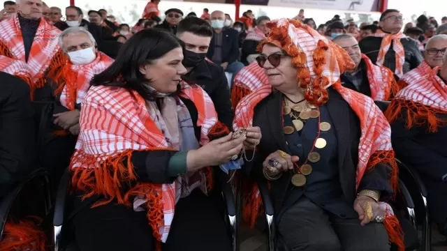 Kadınların dayanışması arenaya taşındı: Hanımağa, en kıymetli eserini Topuklu Efe’ye hediye etti