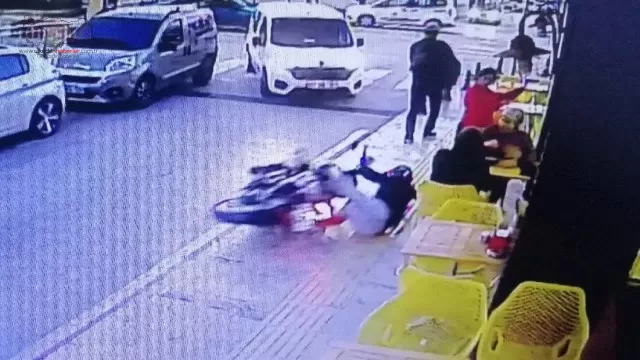 Kaldırımda sürüklenen motosiklet faciaya neden oluyordu