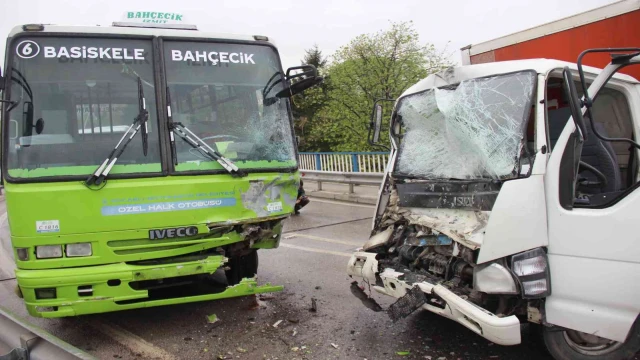 Kamyonet ile halk otobüsü kafa kafaya çarpıştı: 2 yaralı