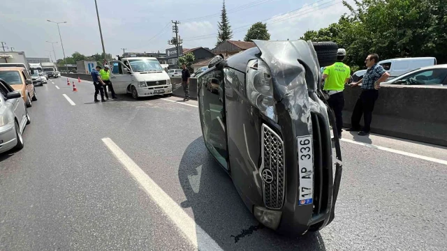 Kamyonun çarptığı otomobil takla atıp yan durdu