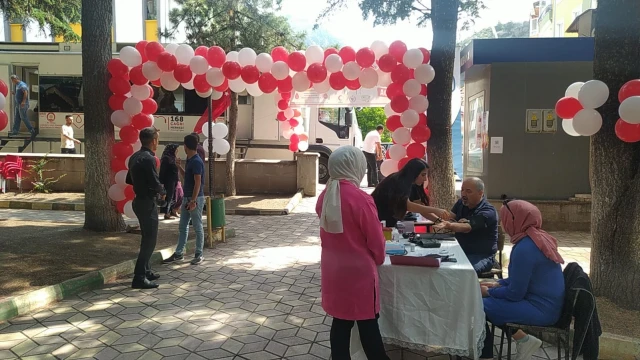 ”Kan Bağışı Festivali”ne yoğun ilgi: Öğrenciler birbirleriyle yarıştı