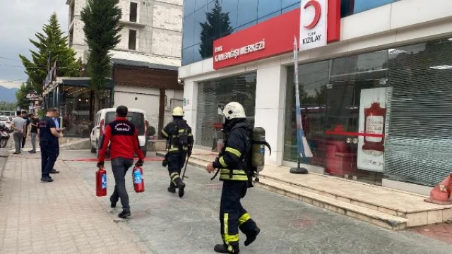 Kan bağışı merkezinde yangın çıktı, arşivdeki belgeler yandı