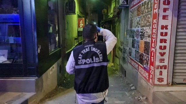 Kapısı açık dairenin önündeki kan izleri nedeniyle polis soruşturma başlattı