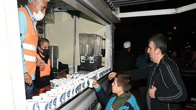 Karabağlar Belediyesi’nden şerbet ikramı