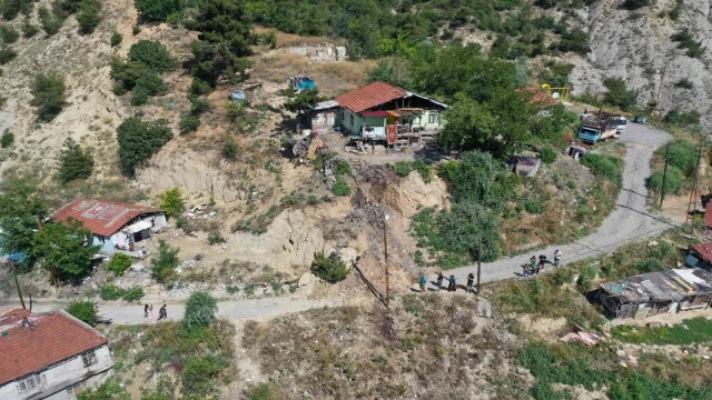 Karabük’te toprak kayması nedeniyle 5 ev tedbir amaçlı boşaltıldı