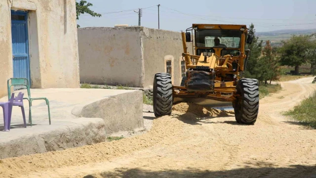 Karaköprü kırsalında yol hizmeti sürüyor