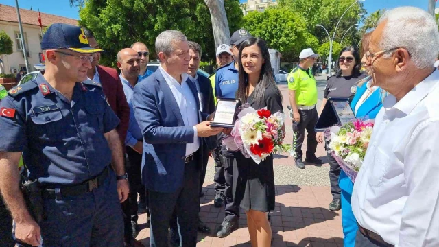 Karayolu Trafik Güvenliği Günü’nde 3 araç sürücüsüne çiçek ve plaket verildi