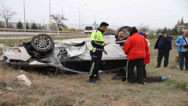 Karayolunda kontrolden çıkan otomobil takla attı: 6 yaralı