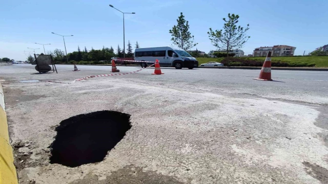 Karayolunun kenarında oluşan dev çukur görenleri korkuttu