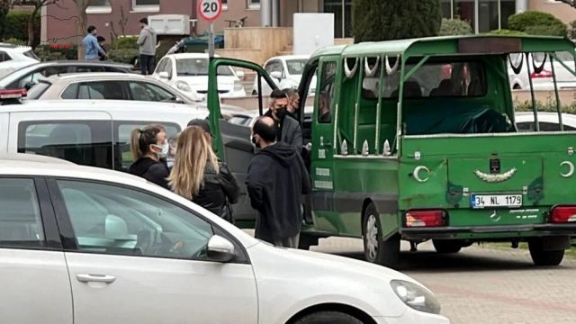 Kargo grubunun eski solisti Koray Candemir'in annesi 9. kattan düşerek hayatını kaybetti