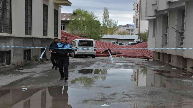 Kars’ta fırtına çatıları uçurdu