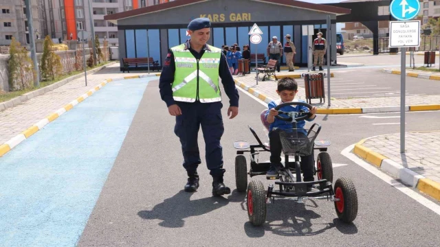 Kars’ta jandarmadan çocuklara trafik eğitimi