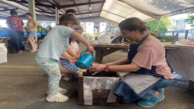 Kartal Ekolojik Pazarda düzenlenen Yaz Şenliği’nde minikler fideleri toprakla buluşturdu