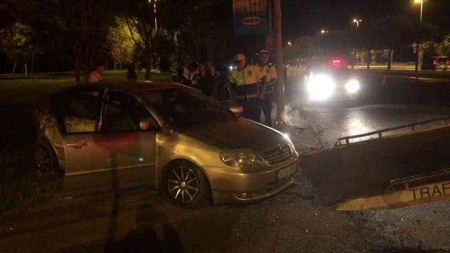 Kartal’da aydınlatma direğine çarpan otomobil kaldırıma çıktı: 2 yaralı