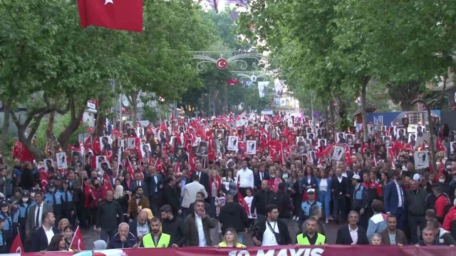 Kartal’da fener alayında buluşan binler, 19 Mayıs coşkusu yaşadı