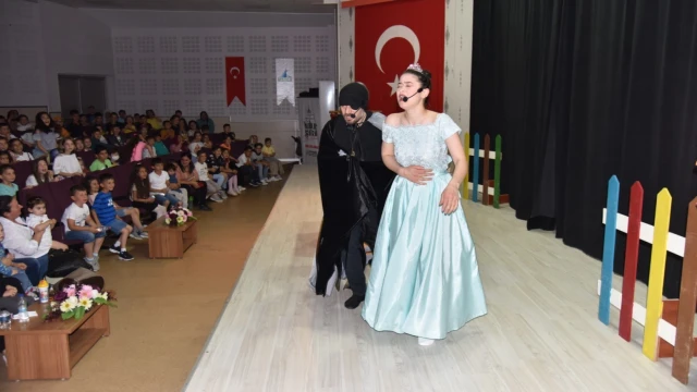 Kartepe’de minikler ”Şaşkın Korsan” oyunuyla eğlendi