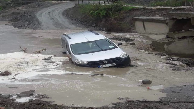 Kastamonu’da 14 köyü birbirine bağlayan köprü selde yıkıldı