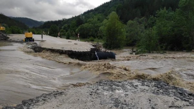 Kastamonu’da çöken yol ve yıkılan köprüler için ekipler devrede