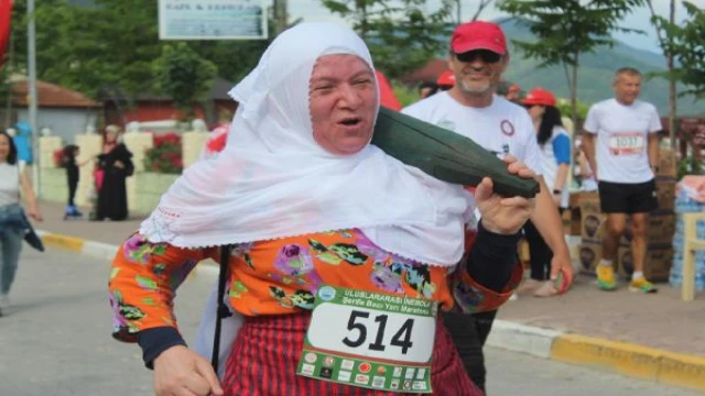 Kastamonu’da İstiklal Yolu Şerife Bacı Yarı Maratonu; kadınlar temsili top mermisi taşıdı