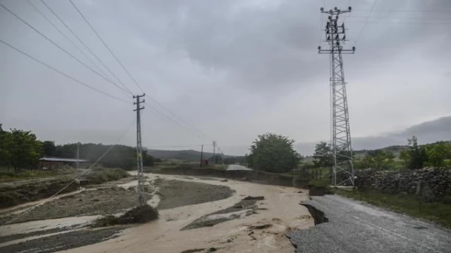 Kastamonu’da sağanakta yollar çöktü