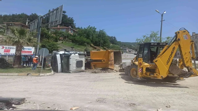 Kastamonu’da taş yüklü kamyon devrildi: 1 yaralı