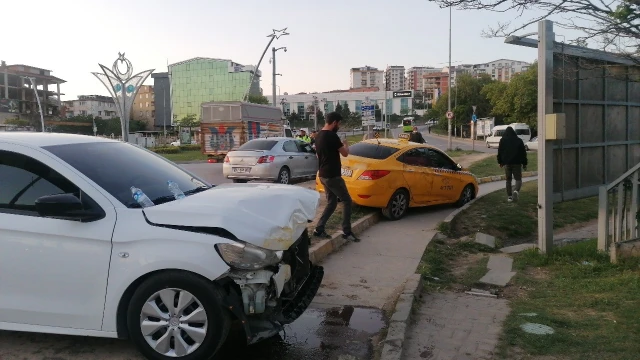 Kavşakta 2 otomobil kafa kafaya çarpıştı