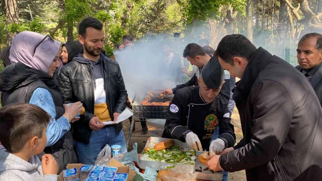 Kaymakam mangalın başına geçti, pişirdiklerini elleriyle ikram etti