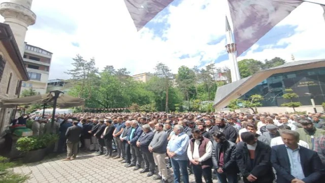 Kazada ölen anne- oğul, yan yana toprağa verildi