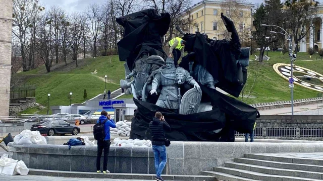 Kiev’in kurucuları heykeline kum torbalı koruma