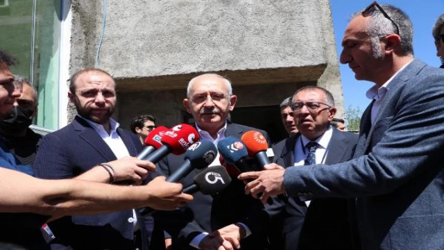 Kılıçdaroğlu, evlerinin elektriği kesik olan aileyi ziyaret etti