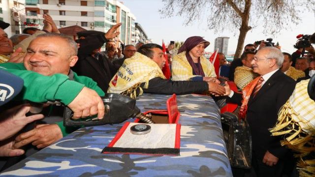 Kılıçdaroğlu'nun geleceğini öğrenen çiftçiler, traktörle konvoy oluşturup mazot fiyatlarını protesto etti