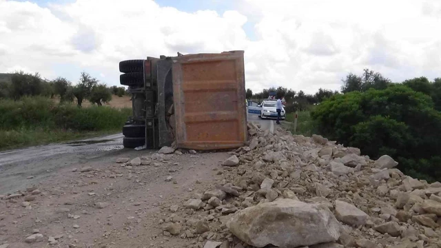 Kilis’te hafriyat kamyonu devrildi yol trafiğe 1.5 saat kapandı