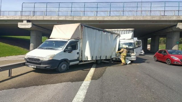 Kimyasal madde taşıyan kamyonet kaza yaptı, variller yola saçıldı 