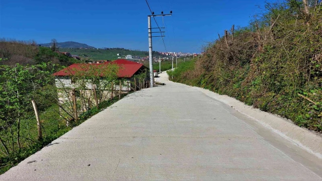 Kırsal mahallelerde beton yol çalışmaları sürüyor