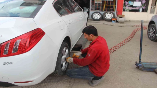 Kışı uzun süren Erzurum’da yaz mesaisi başladı, lastikçilerde yoğunluk oluştu