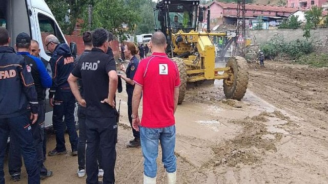 Kızılay Sel Bölgelerinde Vatandaşlara Destek Oluyor