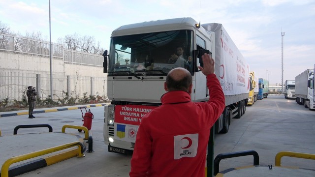 Kızılay’ın Ukrayna’ya insani yardım tırları Edirne’den çıkış yaptı