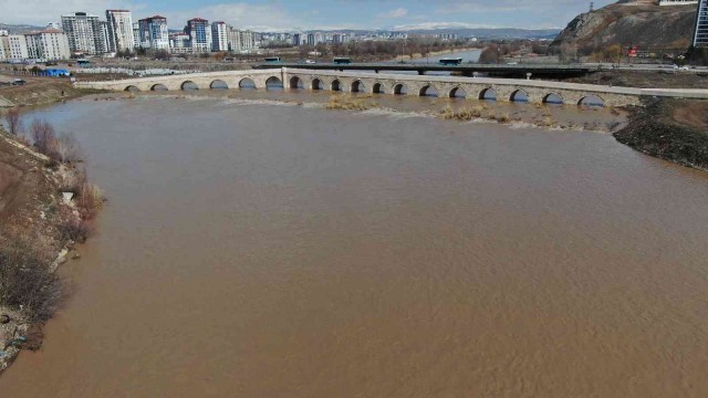 Kızılırmak’taki yüksek debi endişeyi umuda dönüştürdü