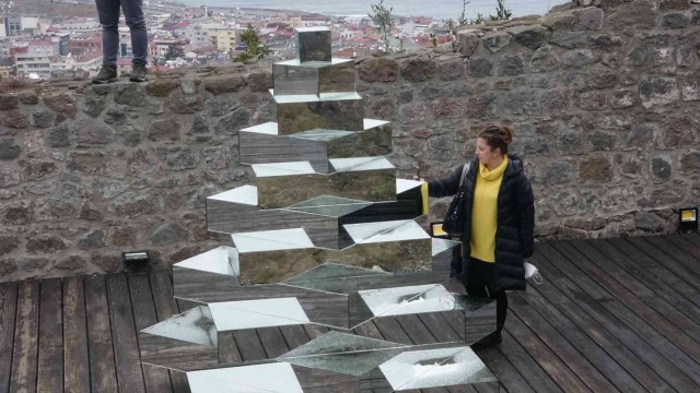 Kızlar Manastırı’nda bir garip aynalı sergi