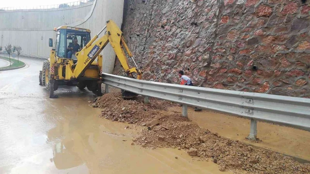 Kocaeli Şehir Hastanesi yolundaki toprak kaymasına ekipler müdahale etti