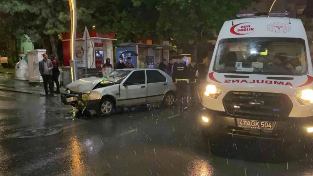 Kocaeli’de belediye otobüsü ile otomobil çarpıştı: 2 yaralı