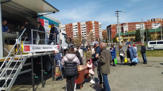 Kocaeli’nin yardım tırı Ukrayna’da yemek dağıtımına devam ediyor