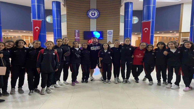 Koçarlı Belediyesi Voleybol Takımı tiyatroda buluştu