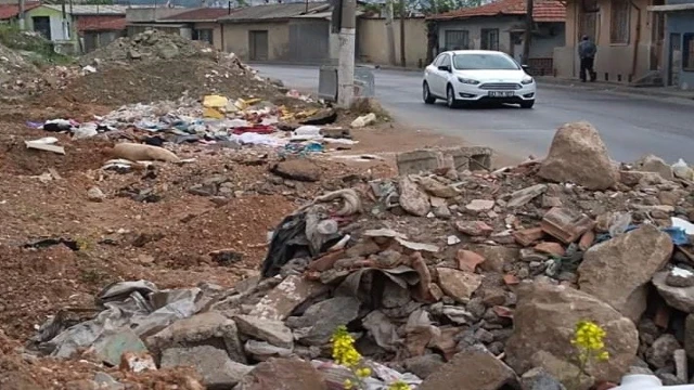 Konak Belediyesine yol tepkisi: ”Çukurlardan yolda yürüyemez olduk”