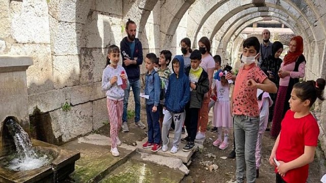 Konaklı çocuklar tarihi öğreniyor, gezegenleri keşfediyor