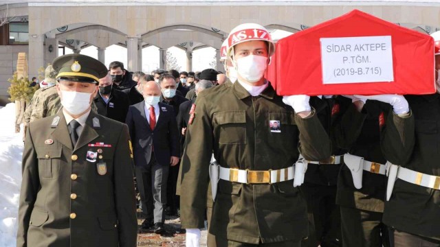 Korona virüsten hayatını kaybeden Ağrılı piyade teğmen gözyaşları arasında toprağa verildi