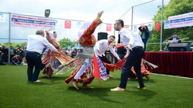 Köy, karnaval alanına döndü