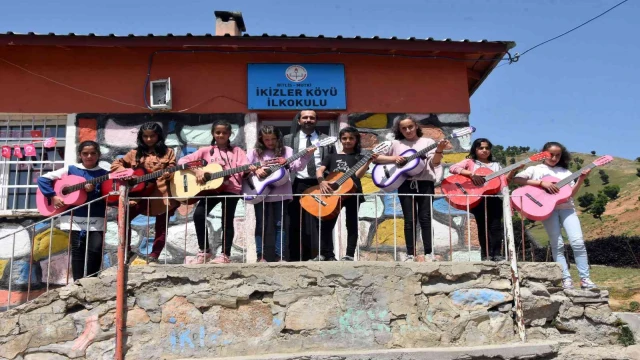 Köy öğrencileri, köy öğrencilerine gitarla konserler veriyor