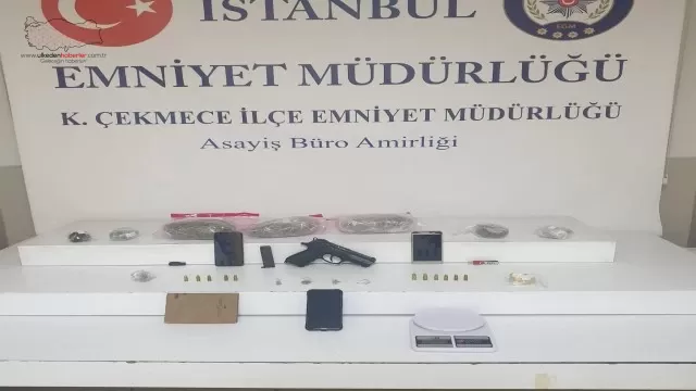 Küçükçekmece’de polisin şüphelendiği araç uyuşturucu deposu çıktı