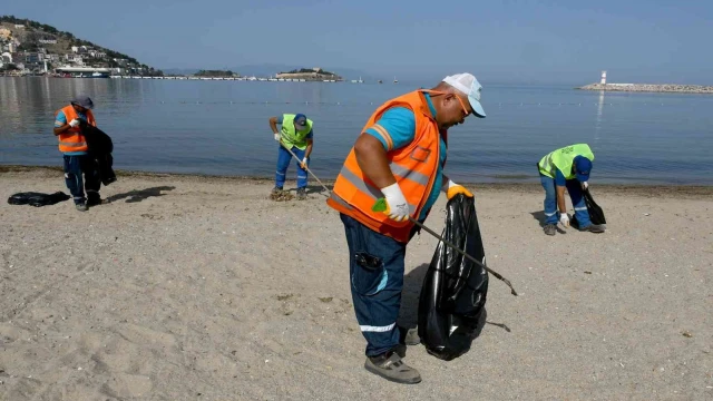 Kuşadası’nda kıyı temizliği